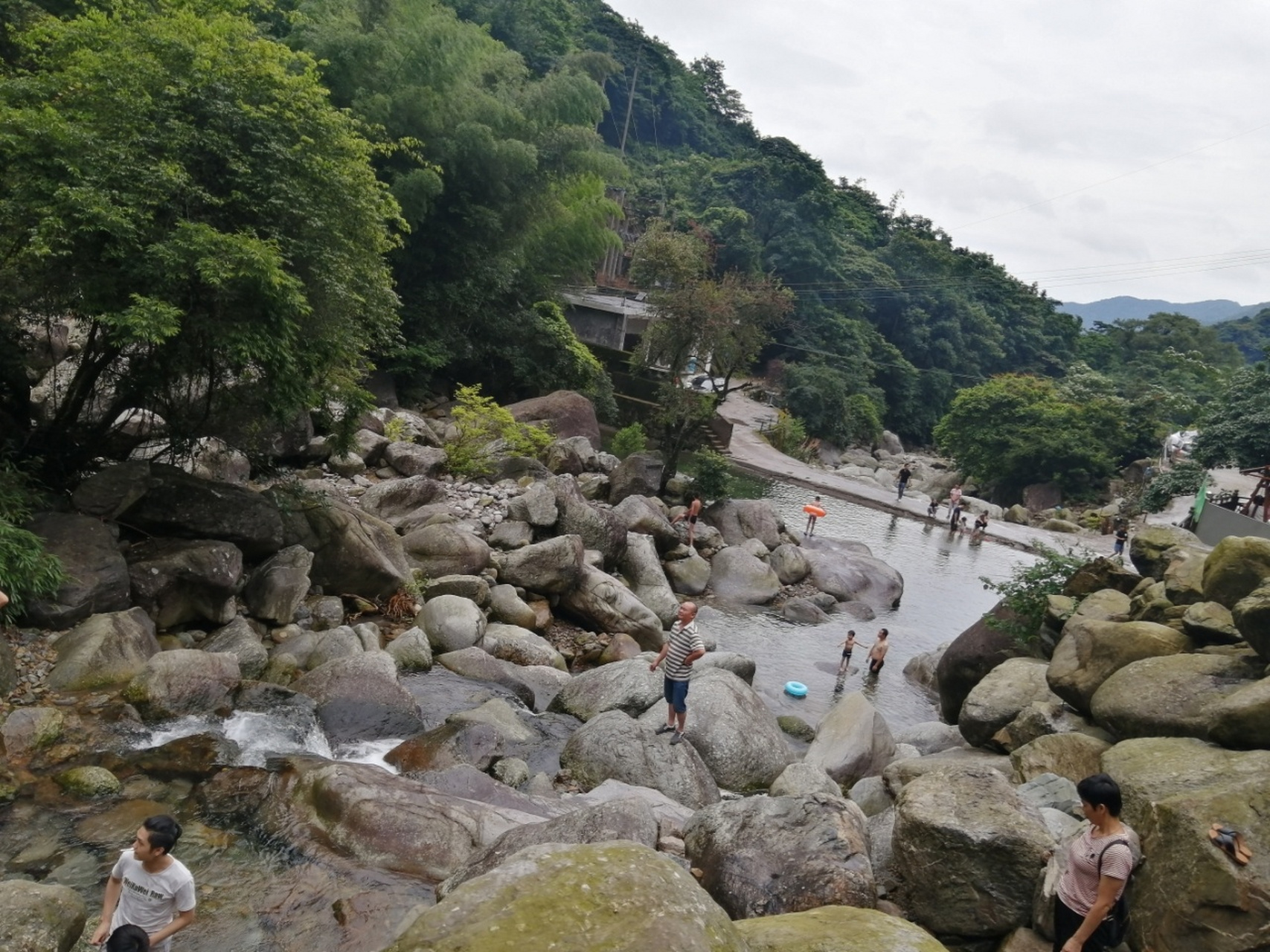 夏天玩水推荐天然游泳池 导航:韶关市樟市芦溪天池山庄 韶关市区出发