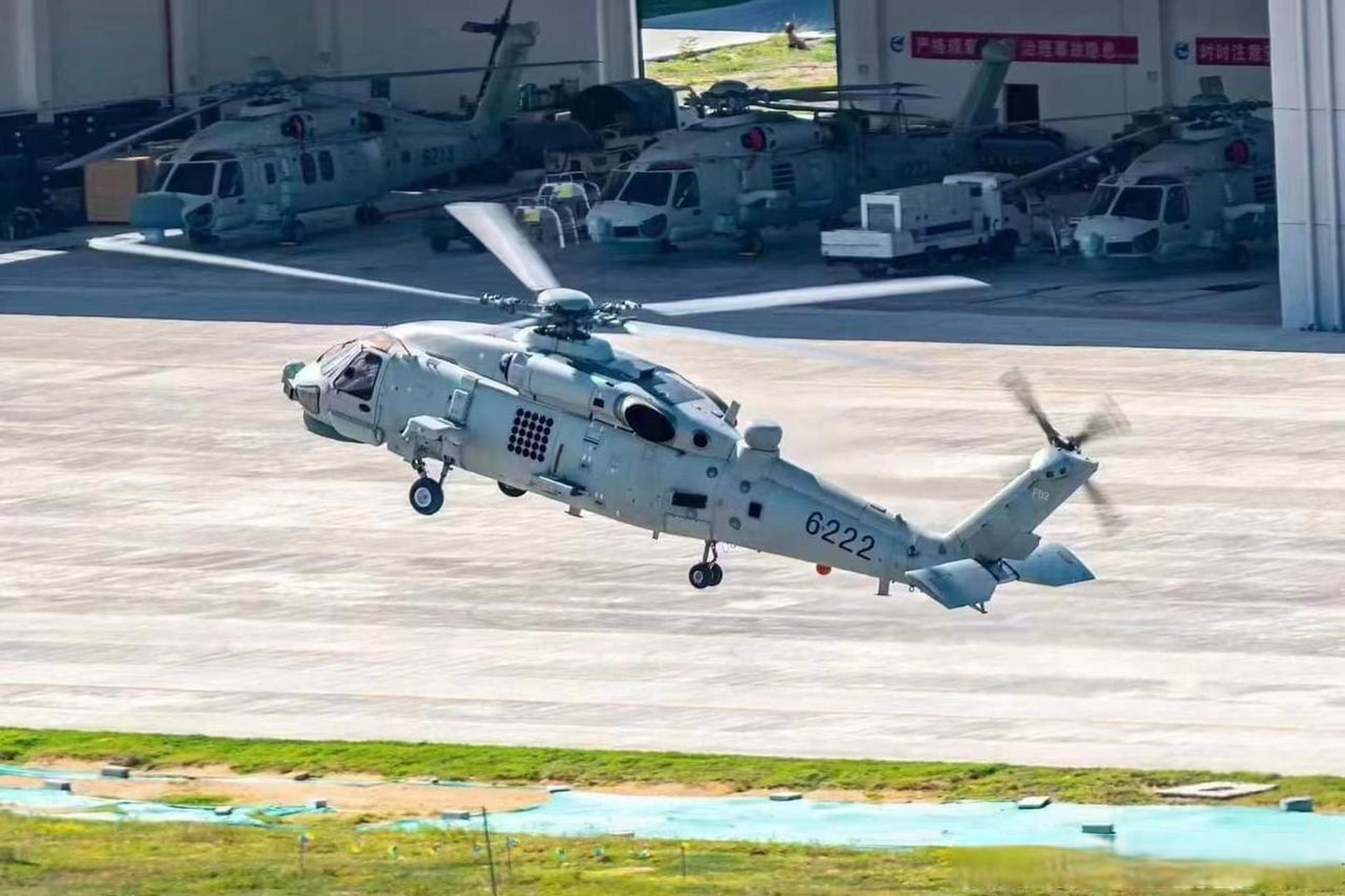 能有如此清晰的大图,看样子直-20舰载版是快要服役了!