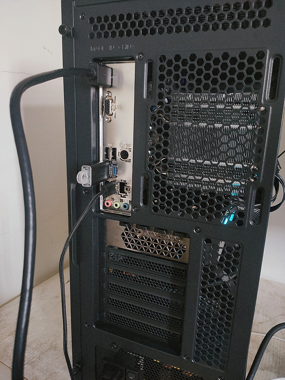 新组装的电脑裸机点不亮屏幕 最近自己买配件在网上看组装视频diy了一