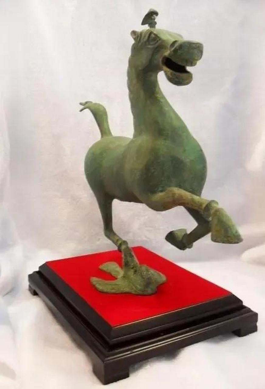 详细解读: 铜奔马通高34.5厘米,长45厘米,宽13.1厘米,重7.