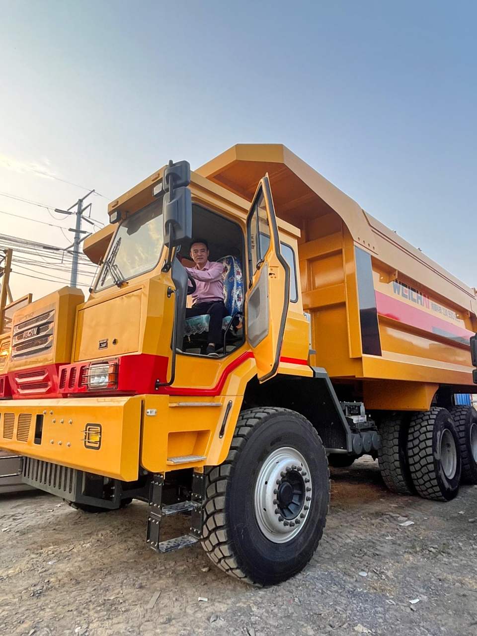 潍柴坦克宽体自卸车,潍柴8缸770马力,大箱长度7米,宽度4米,高度2米!