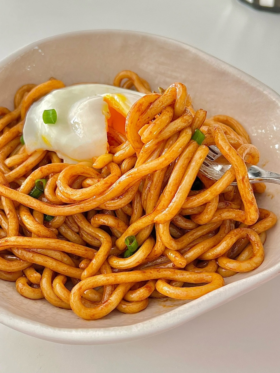 葱油拌面真的是yyds q弹的乌冬面裹满了葱香浓郁的酱汁 再搭配一口爆