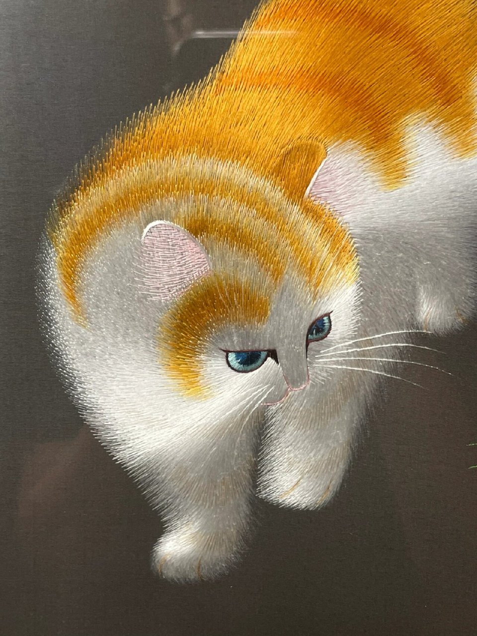 苏绣|猫戏螳螂 双面异色绣 苏绣经典之作《猫戏螳螂》 双面异色绣,即