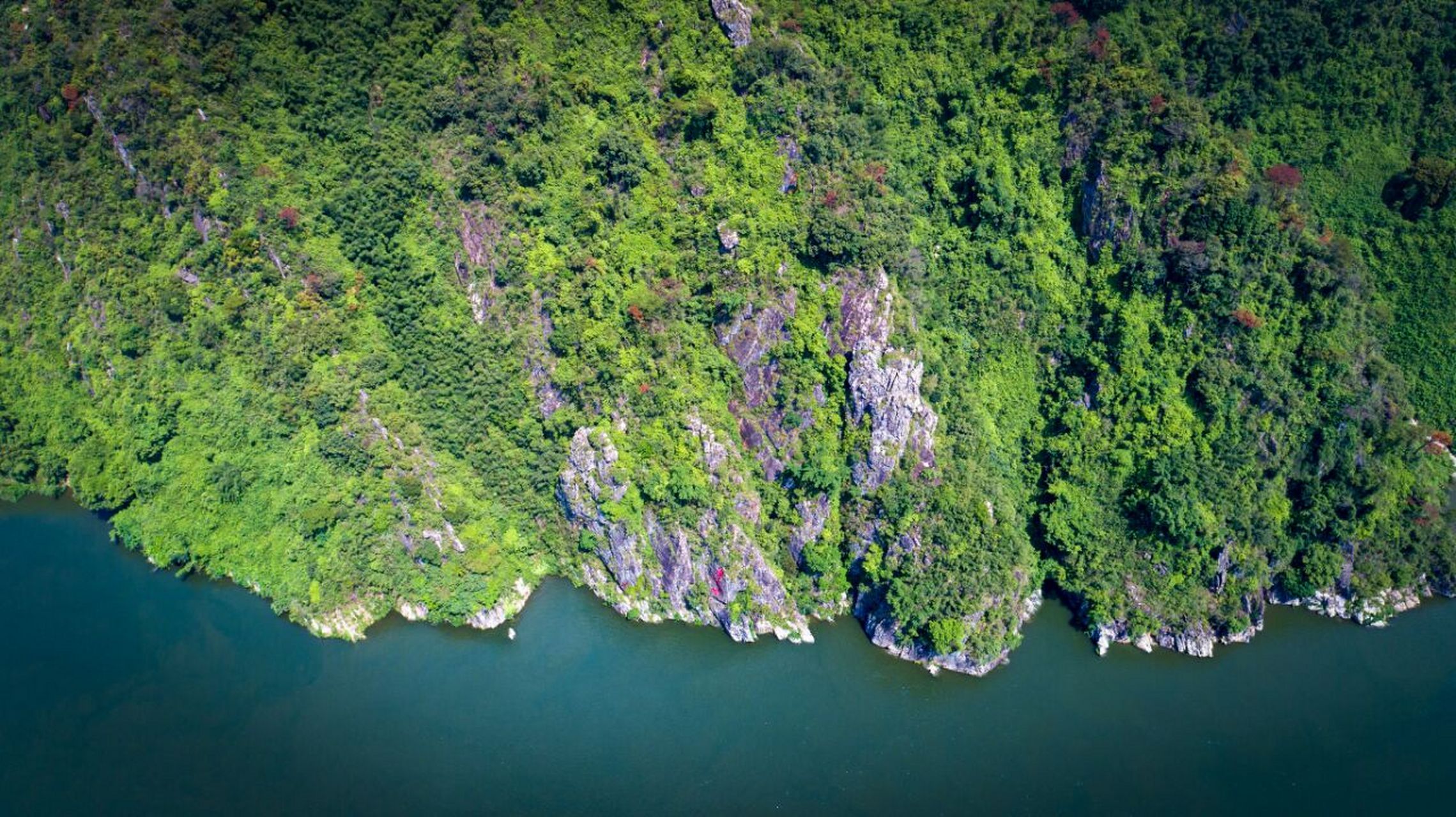 打卡北江小三峡 抓住暑假的尾巴~ 来清远英德打卡北江小三峡 	 乘坐