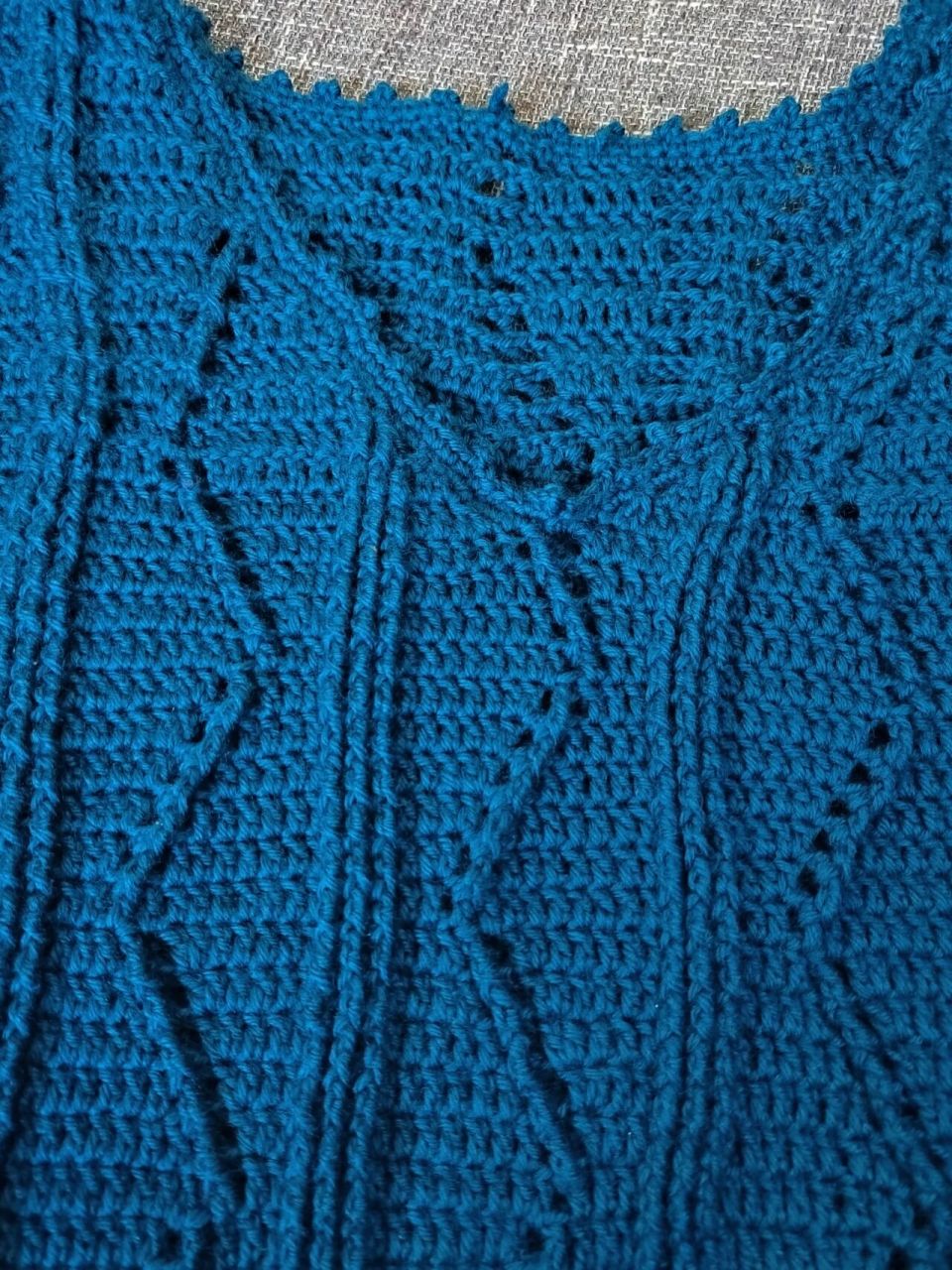 圈勾,锁针起180针(根据毛线粗细而定哈,我这是中粗羊毛线,起210针太