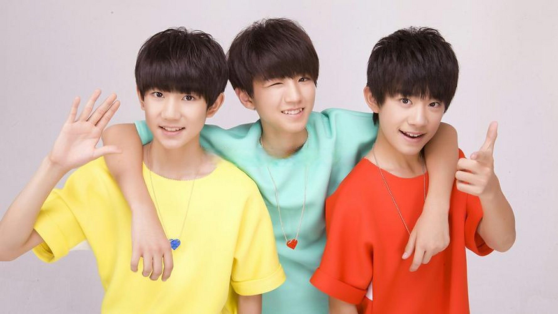 王俊凯:这俩孩子,我从小抱到大[微笑]  #tfboys搂肩# #王俊凯王源易烊