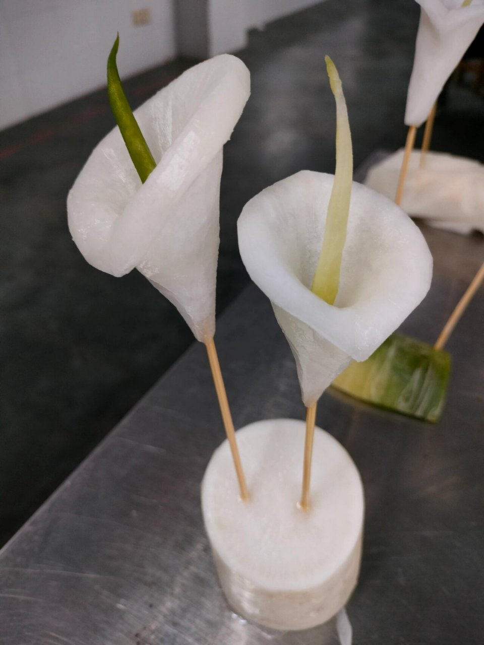 雕刻日常-马蹄莲 白萝卜雕刻 签子固定