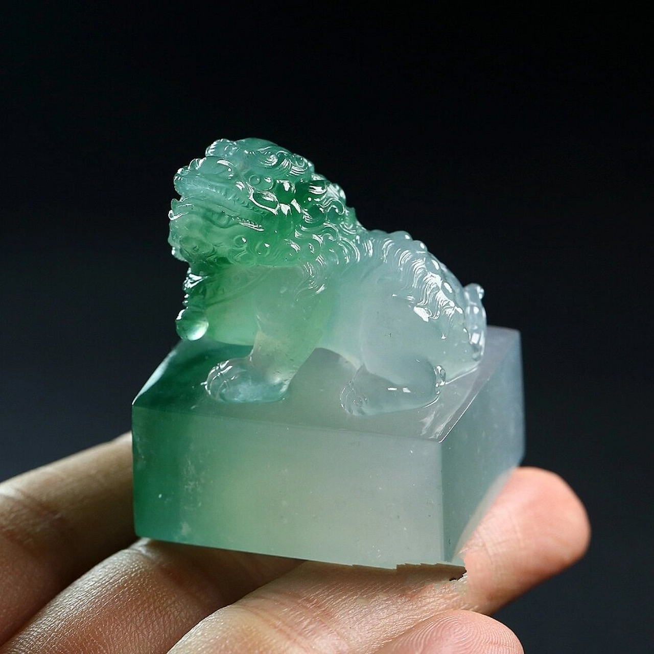翡翠貔貅印章,雅致动人,摸着就温润 玉质凝润细腻,色泽莹润亮泽,飘花