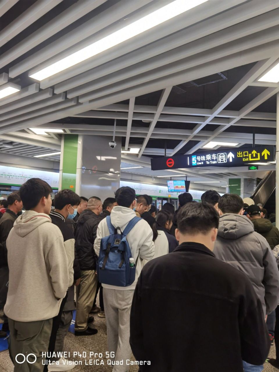 广西大学地铁站人山人海,没人坐公交车嘛 今天到广西大学这边办点事