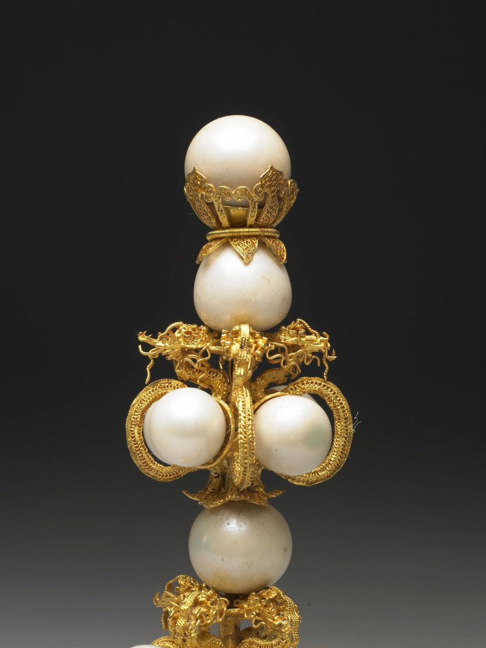 清金镶东珠朝冠顶,台北故宫博物院藏 宽4.65公分,通高12.