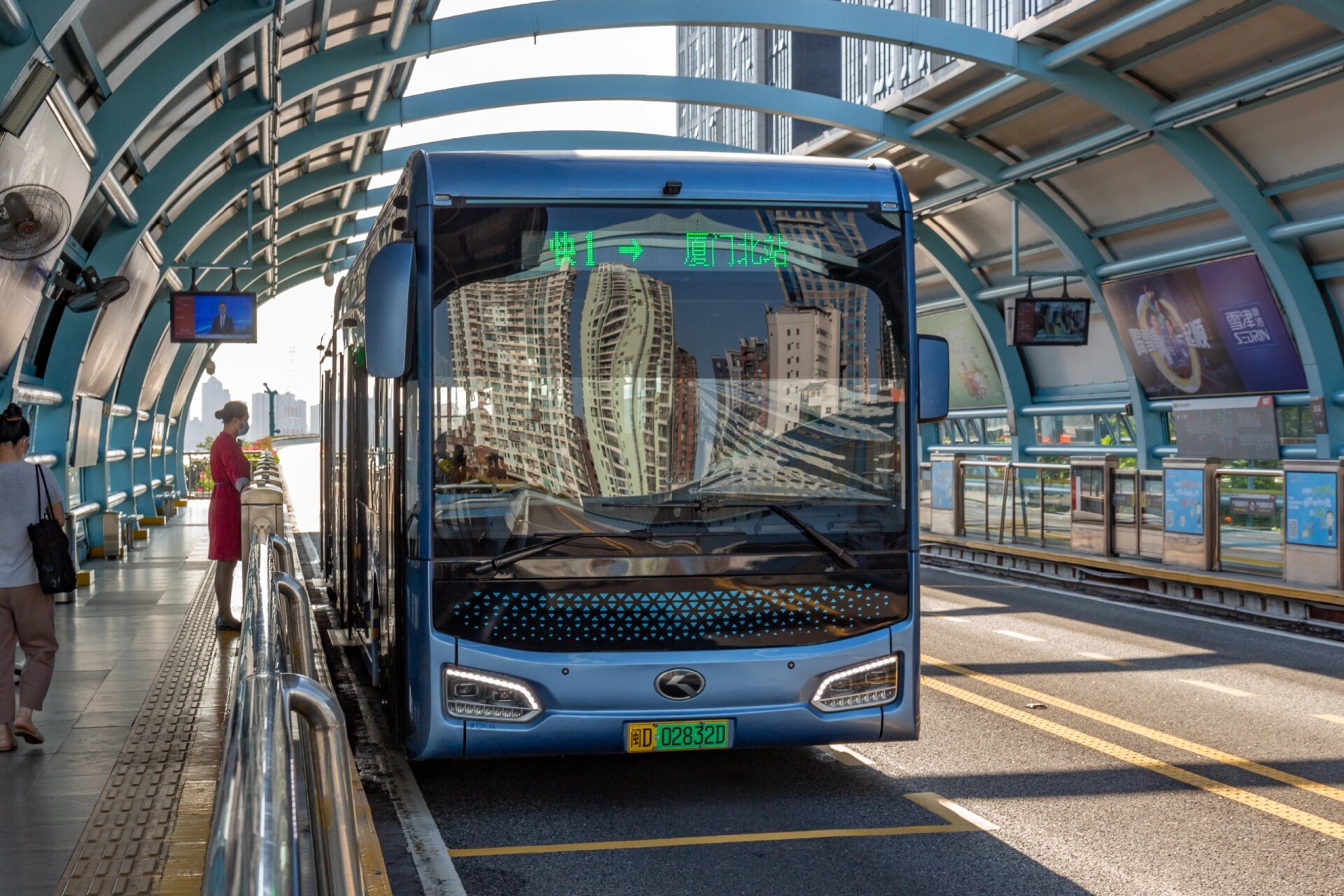 基本全程独立路权的厦门brt 高架车站 地面侧式站台 专用道有专门