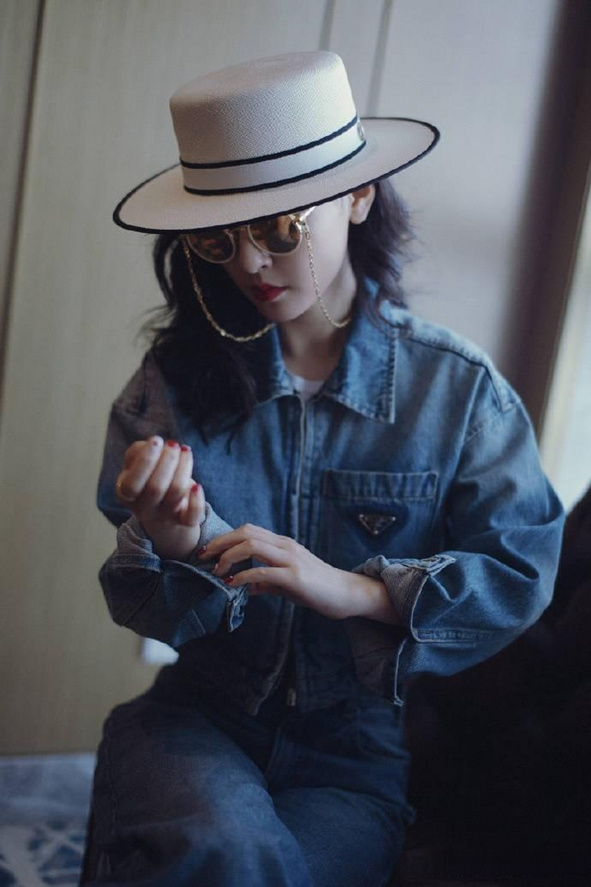 近日,吴倩工作室分享美照.吴倩戴着墨镜,帽子,搭配牛仔外套随性洒脱.