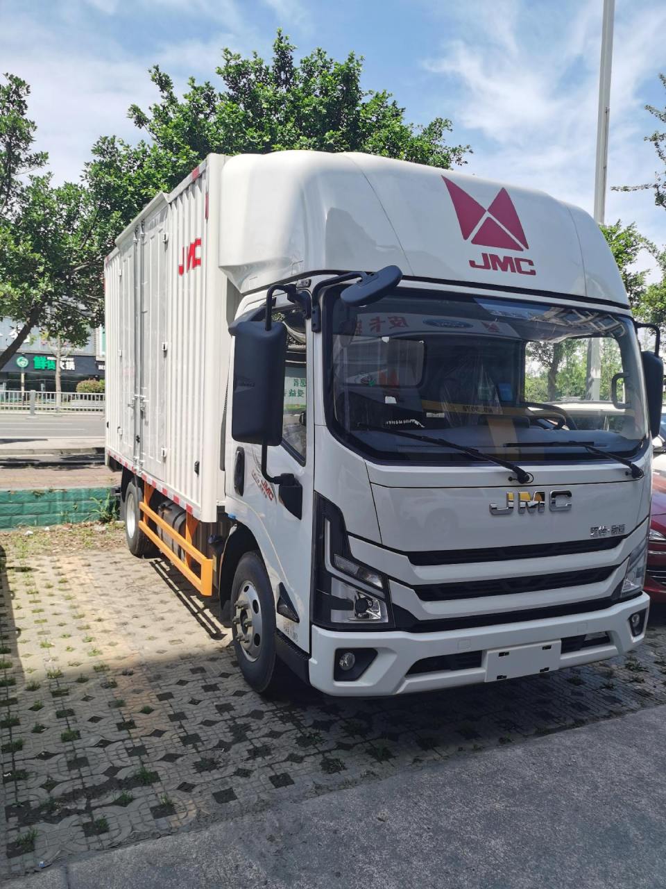 江铃凯运822   6挡  145马力   4.2米 箱式货车  特价车一台