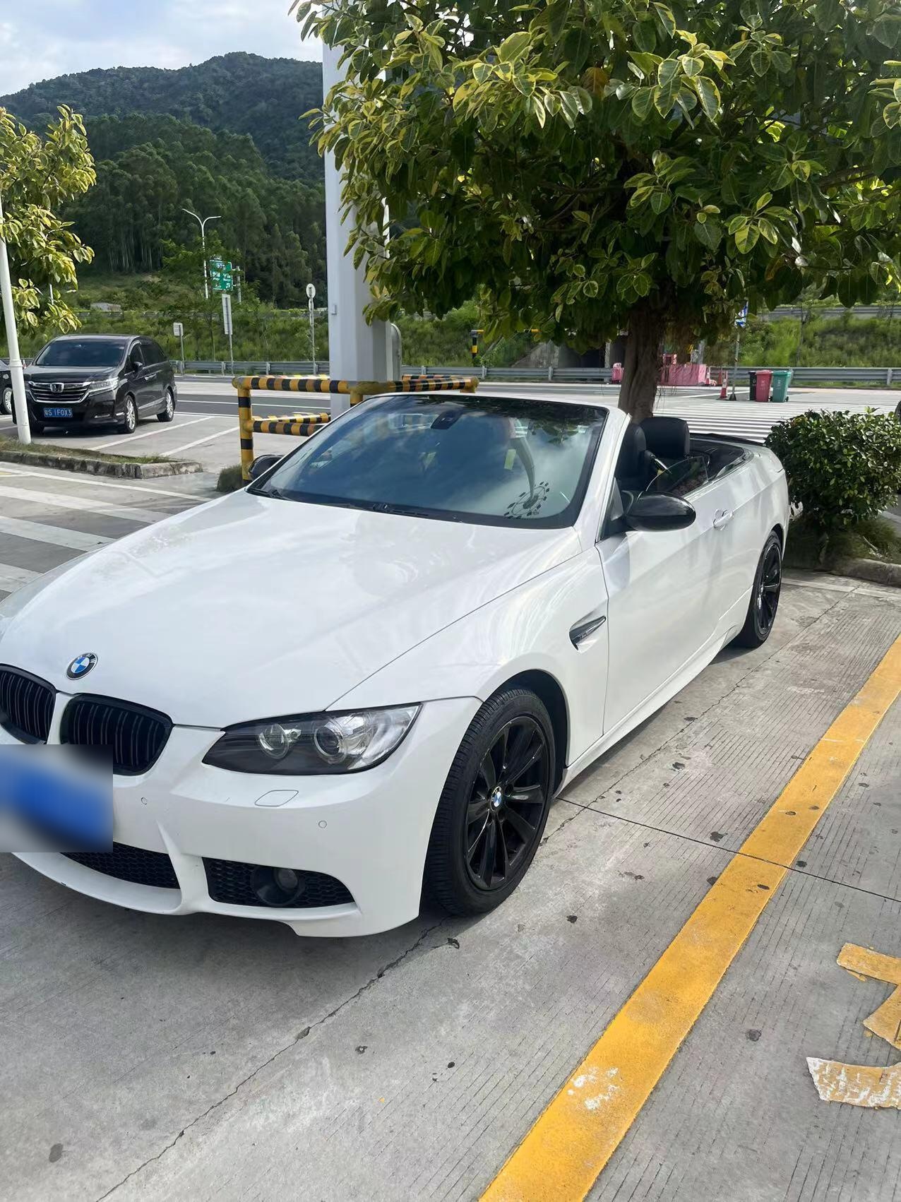 宝马330i敞篷轿跑车