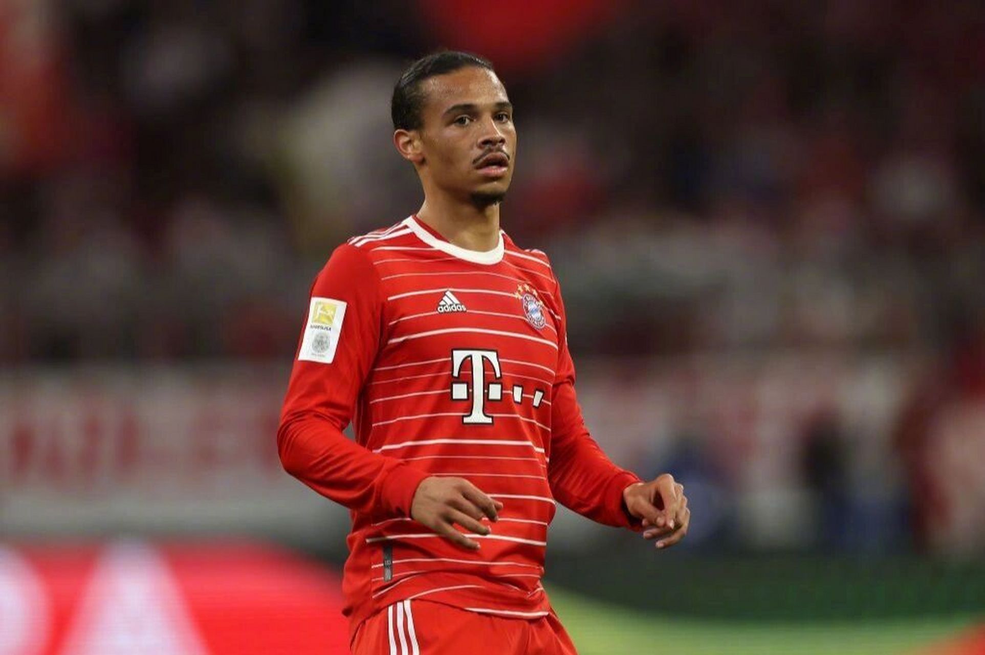 拜仁官方:萨内左大腿肌肉纤维撕裂 官方:萨内在昨晚对阵弗赖堡的比赛