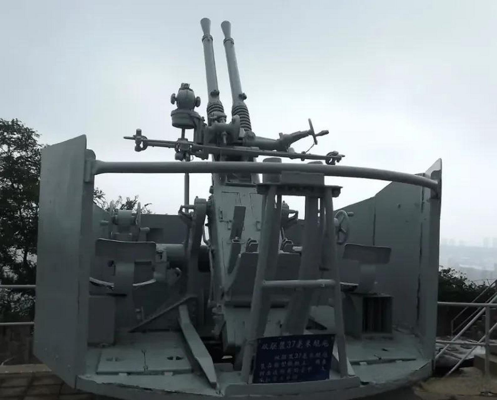 大连旅顺海军兵器馆,位于旅顺白玉山,是辽宁省国防教育基地,大连市