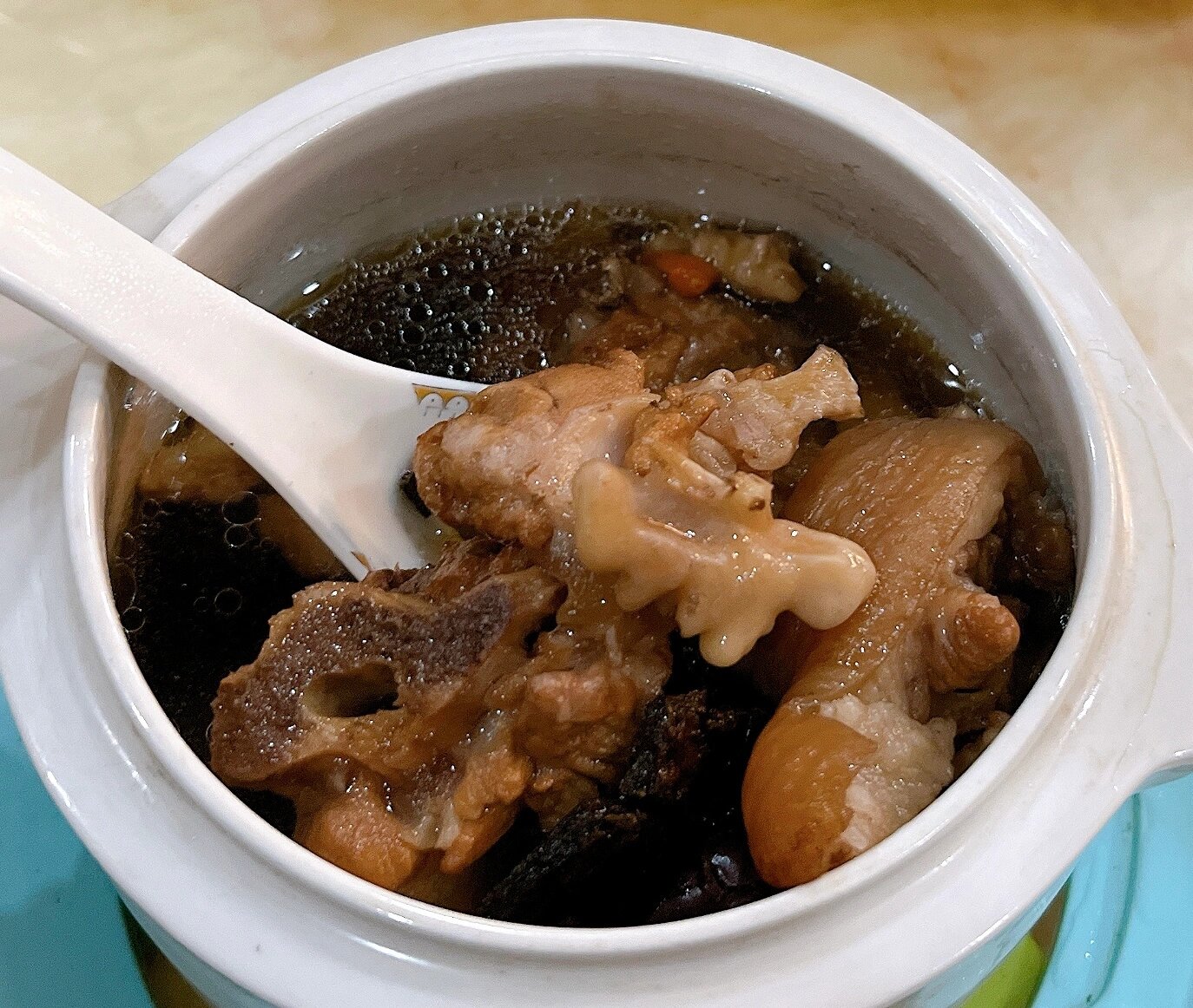 巴戟杜仲牛大力核桃猪尾汤 材料:巴戟,杜仲,牛大力,核桃仁,红枣,枸杞