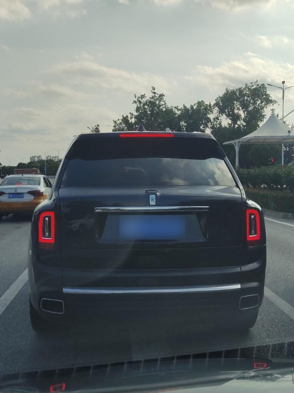 宾利,迈巴赫只是过渡!库里南才是归宿!十年寒窗抵不过三代经商!