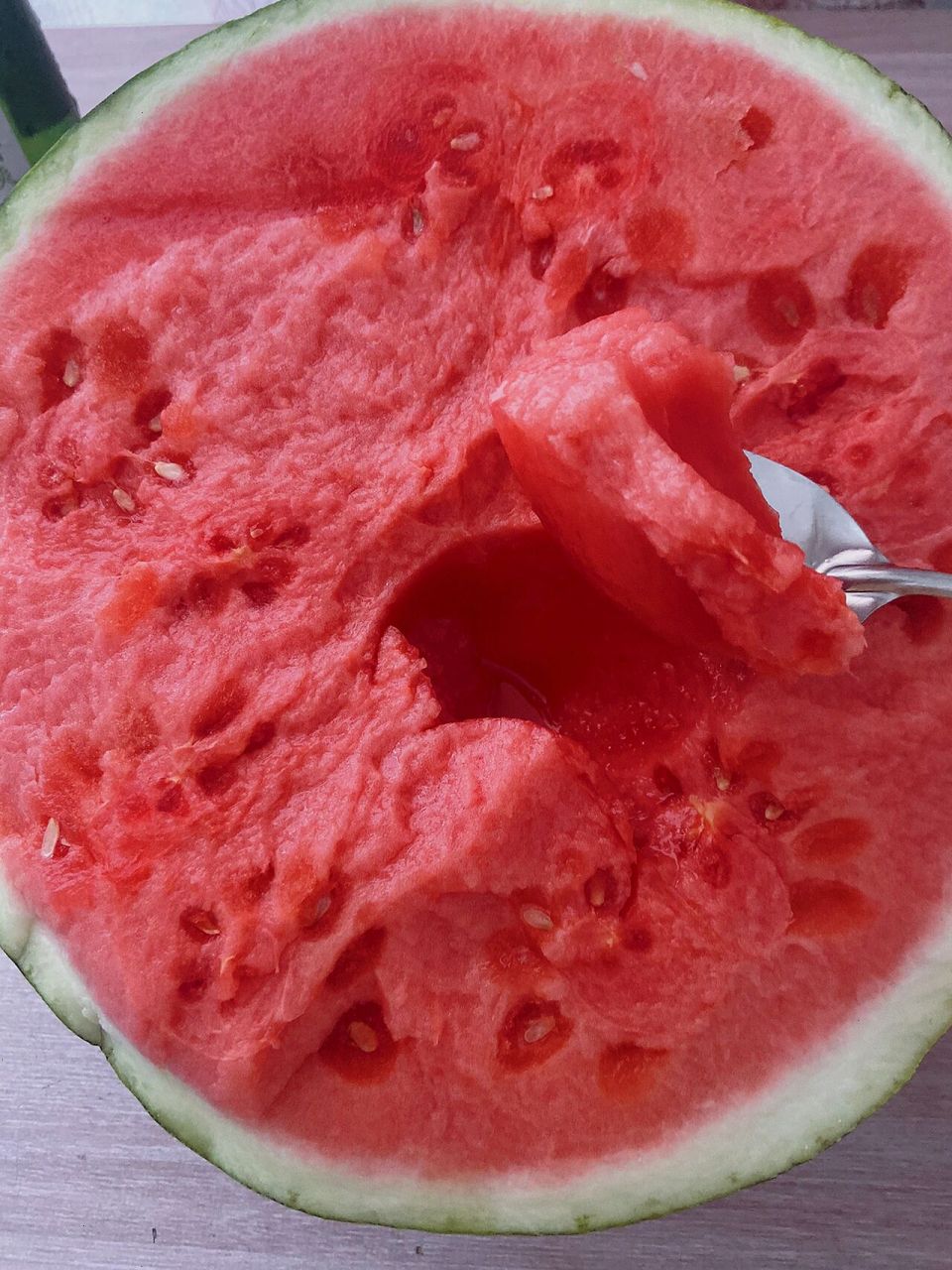 无籽西瓜 夏宝 嘎嘎脆 嘎嘎甜 还不用吐籽 一口下去超满足 每一勺都像