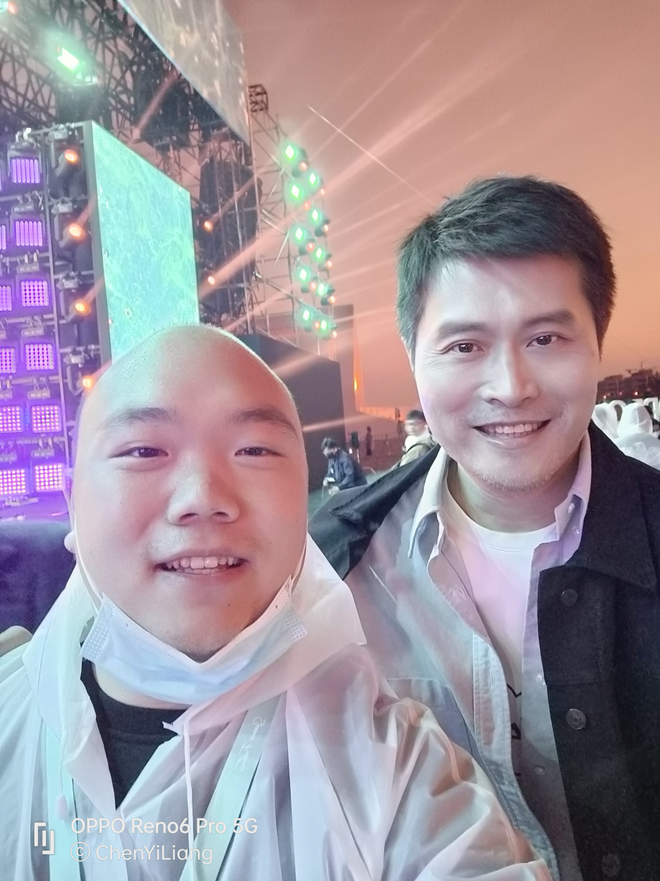 今天oppo reno6发布会还和刘列总合了影[大笑][大笑]我感觉我个子好矮