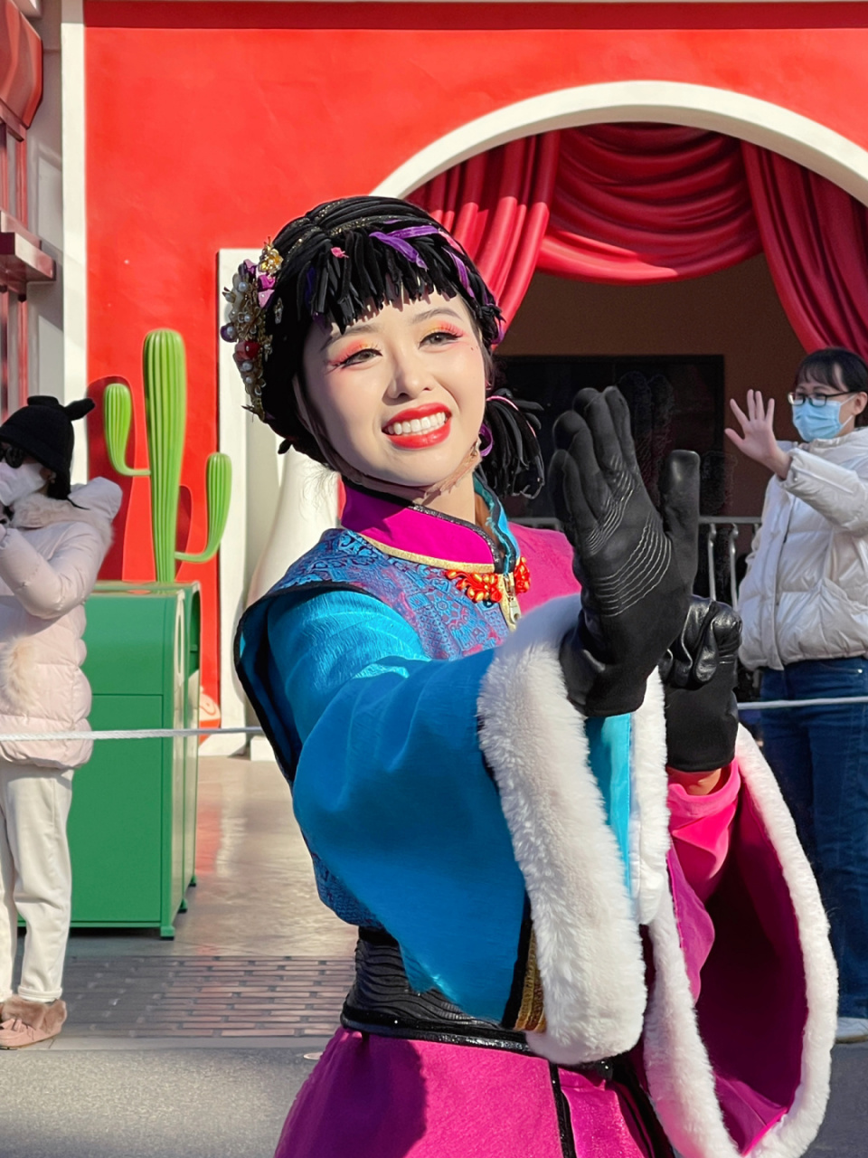 环球大巡游·美丽的巧儿～ 是环球大巡游花伞角色的巧儿老师,超美!