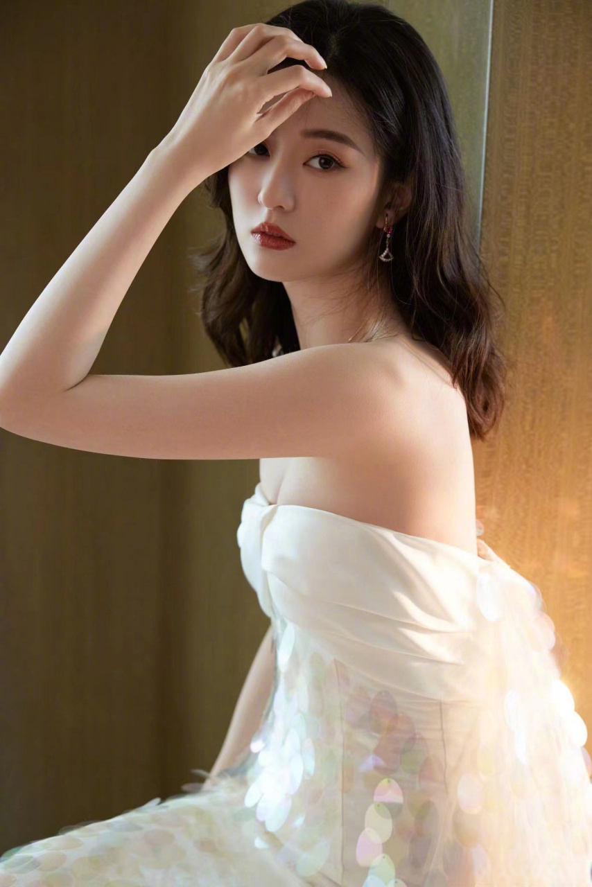 星尚人#今天@乔欣 微博之夜红毯造型好惊艳,礼服裙波光粼粼宛如人鱼