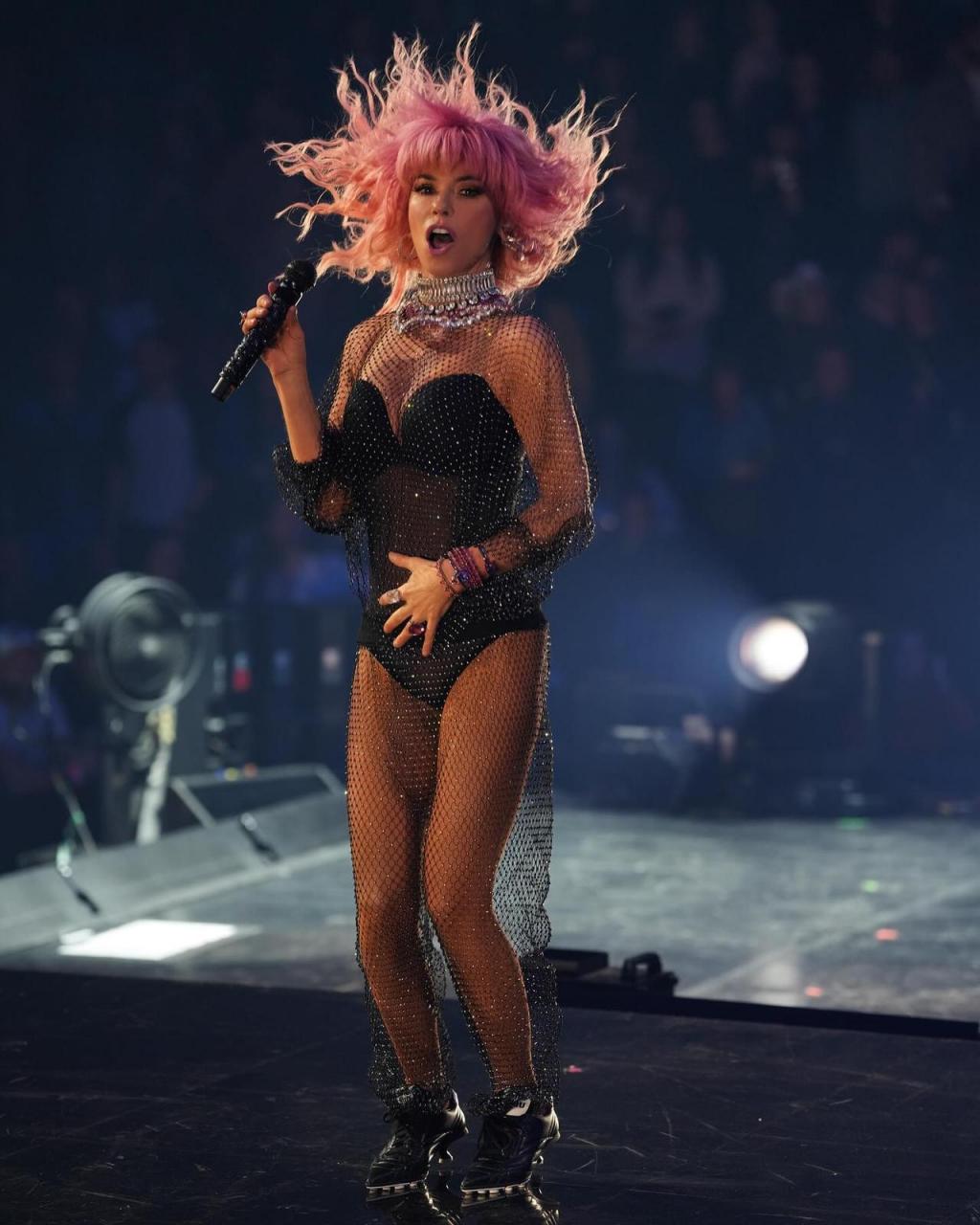 仙姑 shania twain(仙妮亚·唐恩)是加拿大歌手和词曲作家,在乡村音乐