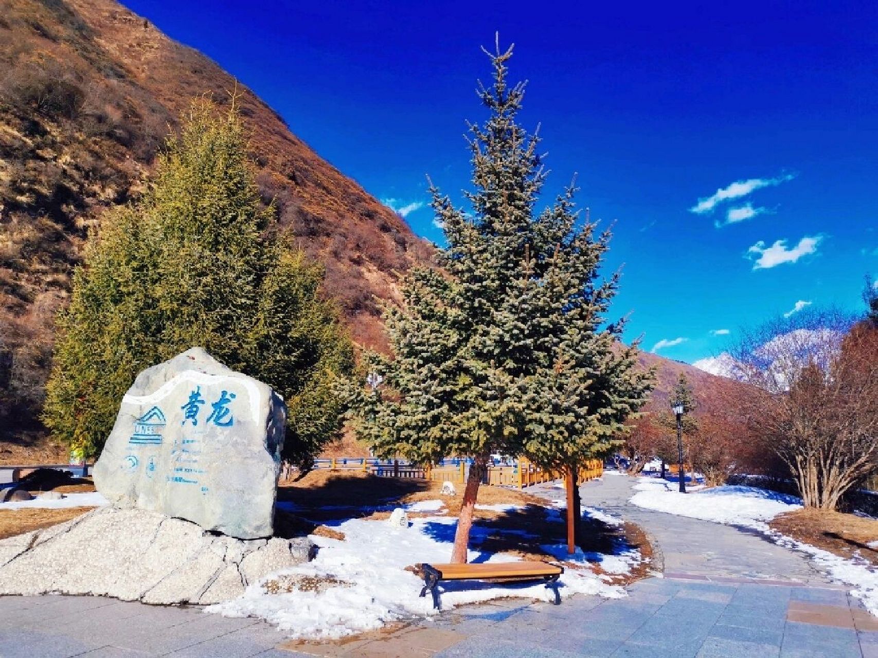 松潘县 黄龙风景区  黄龙风景名胜区位于四川省阿坝藏族羌族自治州