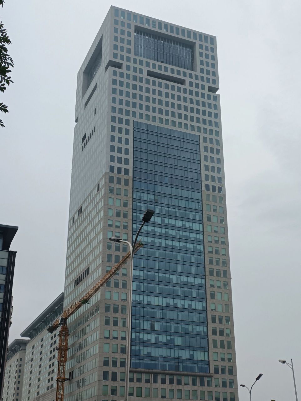 北京盘古大观的龙头改造好了 2021年,开始拆除龙头 2023年,龙头变成