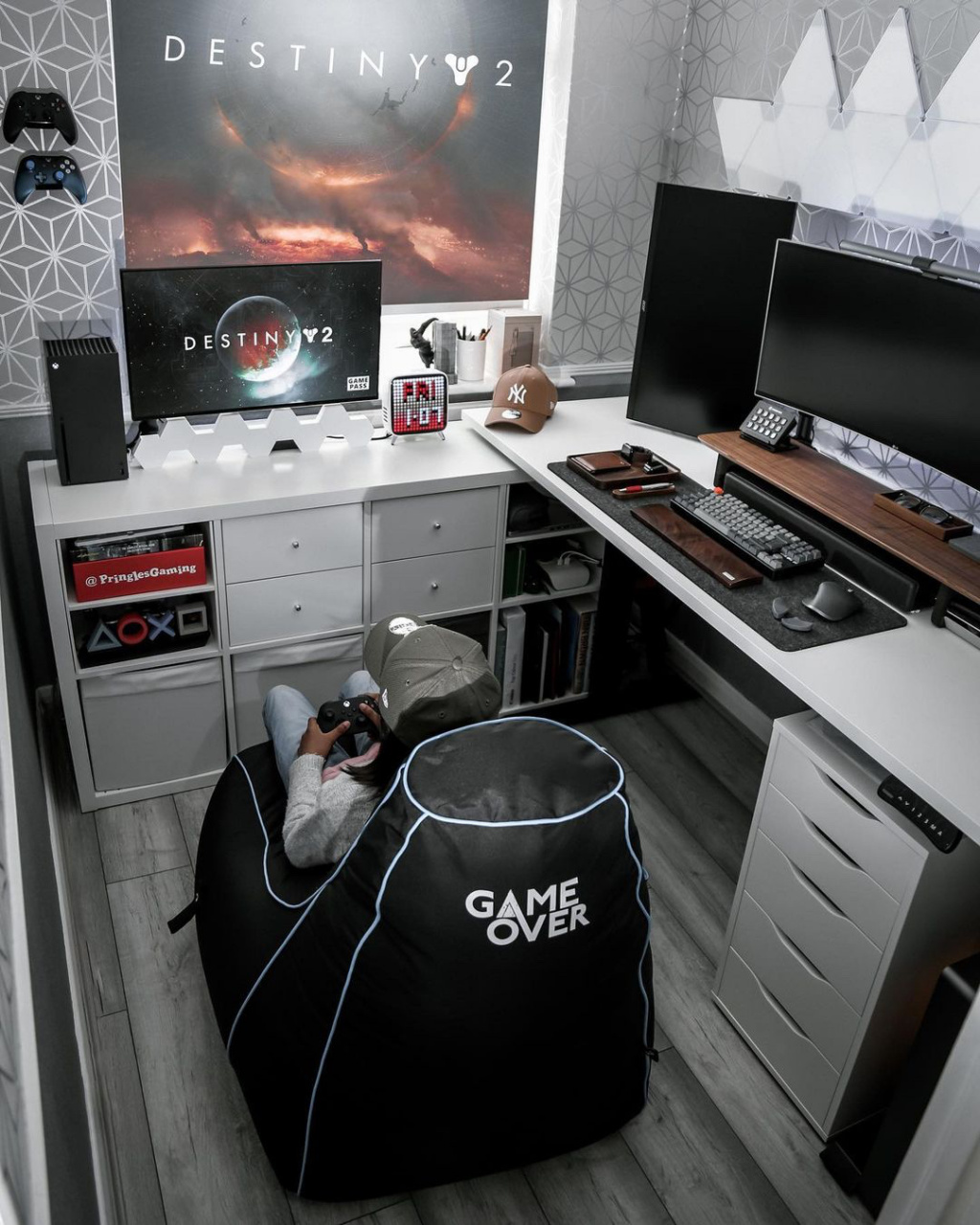 游戏发烧友的电脑房布置,迷你房间变游戏房 你有没有想过,把卧室改造