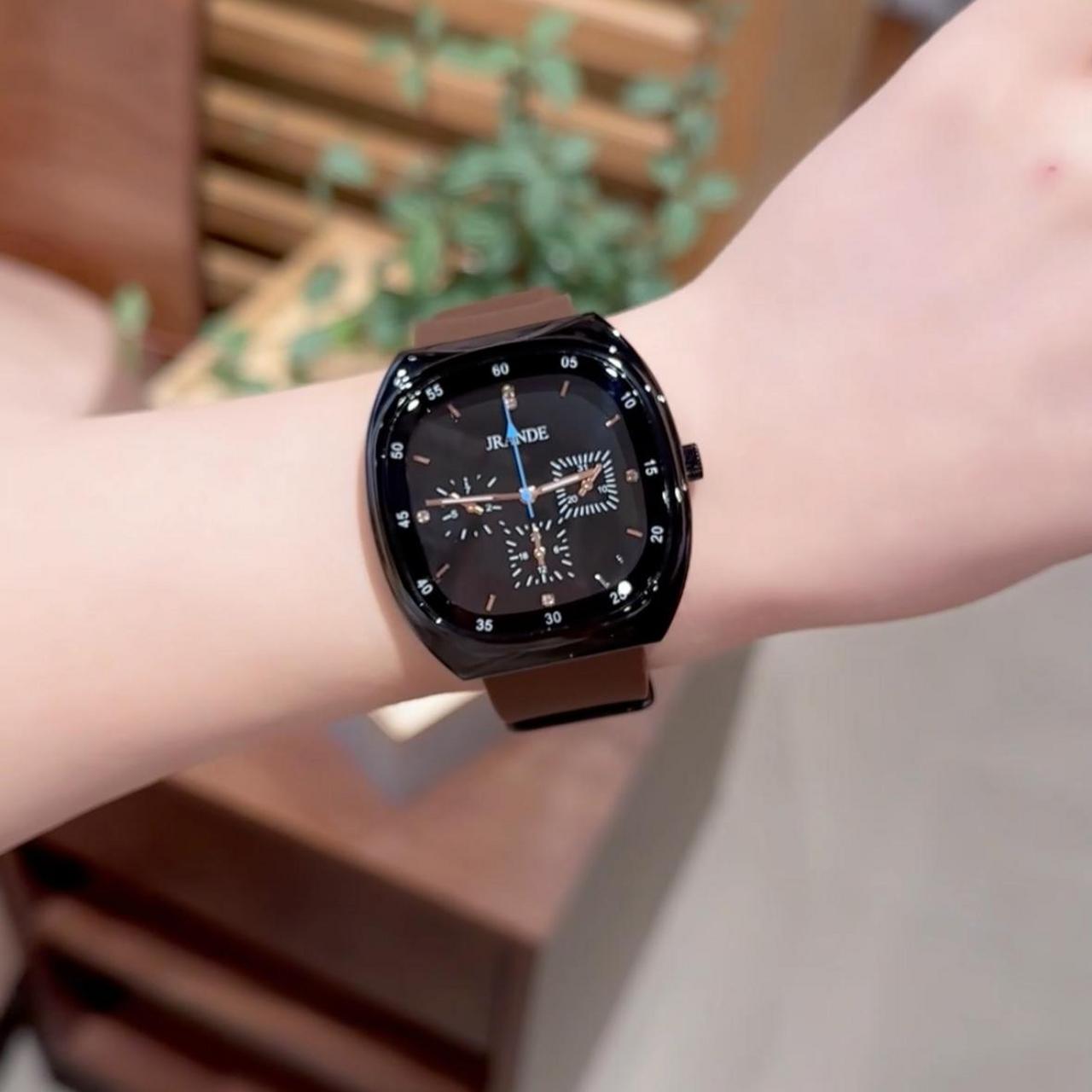 戴上这款歌浪迪手表,感觉自己的气质和时尚感瞬间提升了!