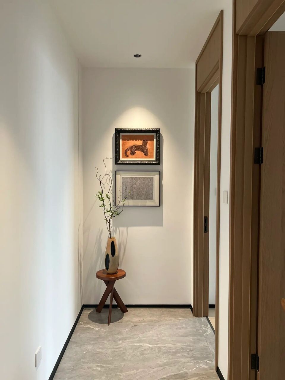 家里的走廊玄关这样布置简单又耐看6015 入户门正对着一条长走廊