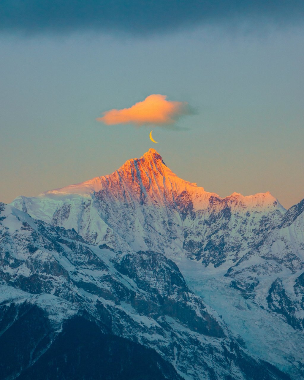 卡瓦格博9015 作为唯一一座未被登过顶的雪山,这座梅里雪山的主峰
