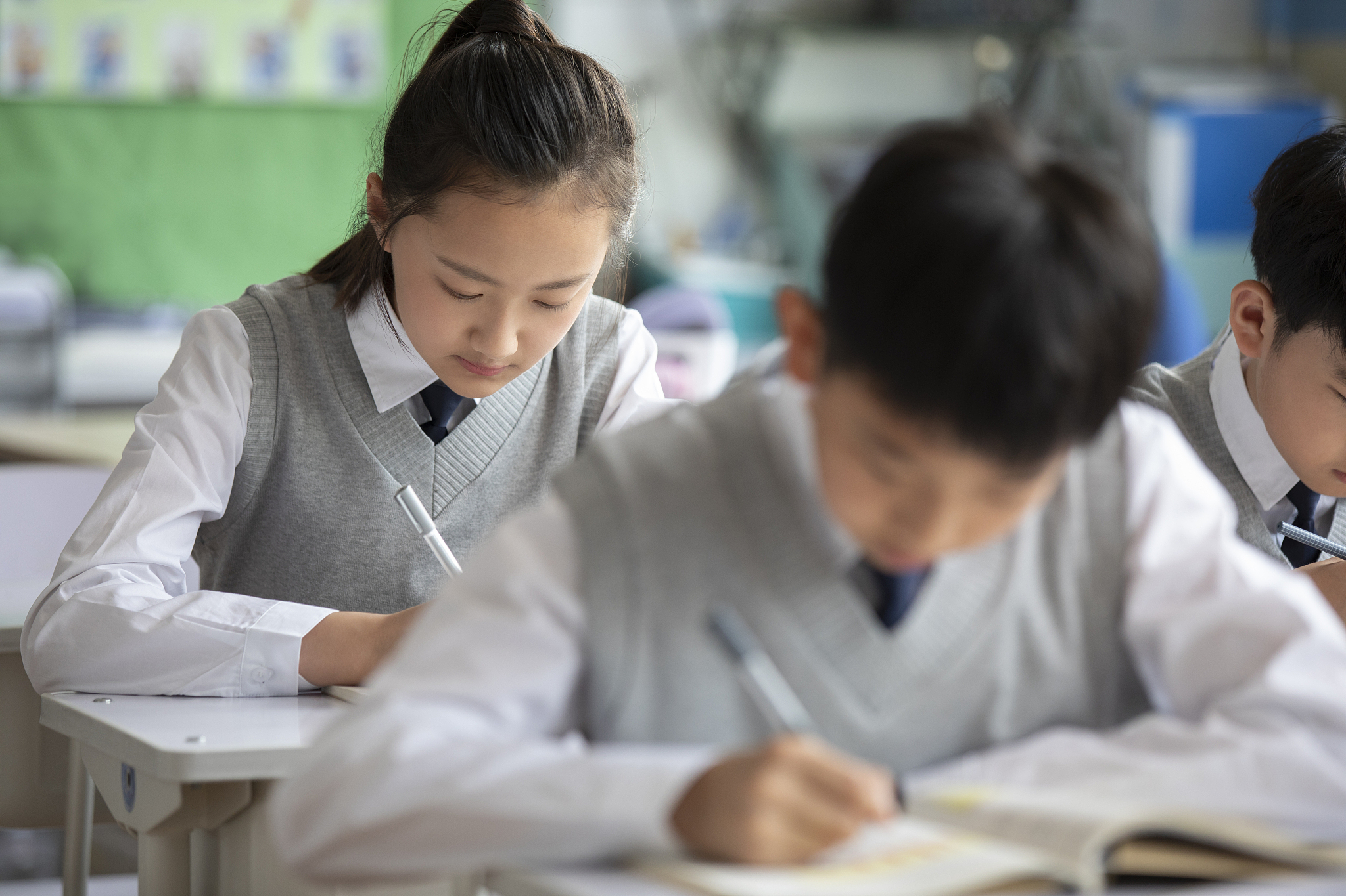 教师批改作业到深夜,学生赶ddl到崩溃,职场人被临时会议打断核心工作