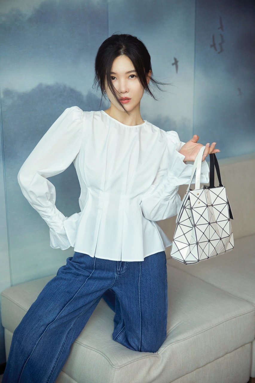 杨子姗 in ayashistudio 《摩天大楼》中热血,好奇心强,执着于真相的
