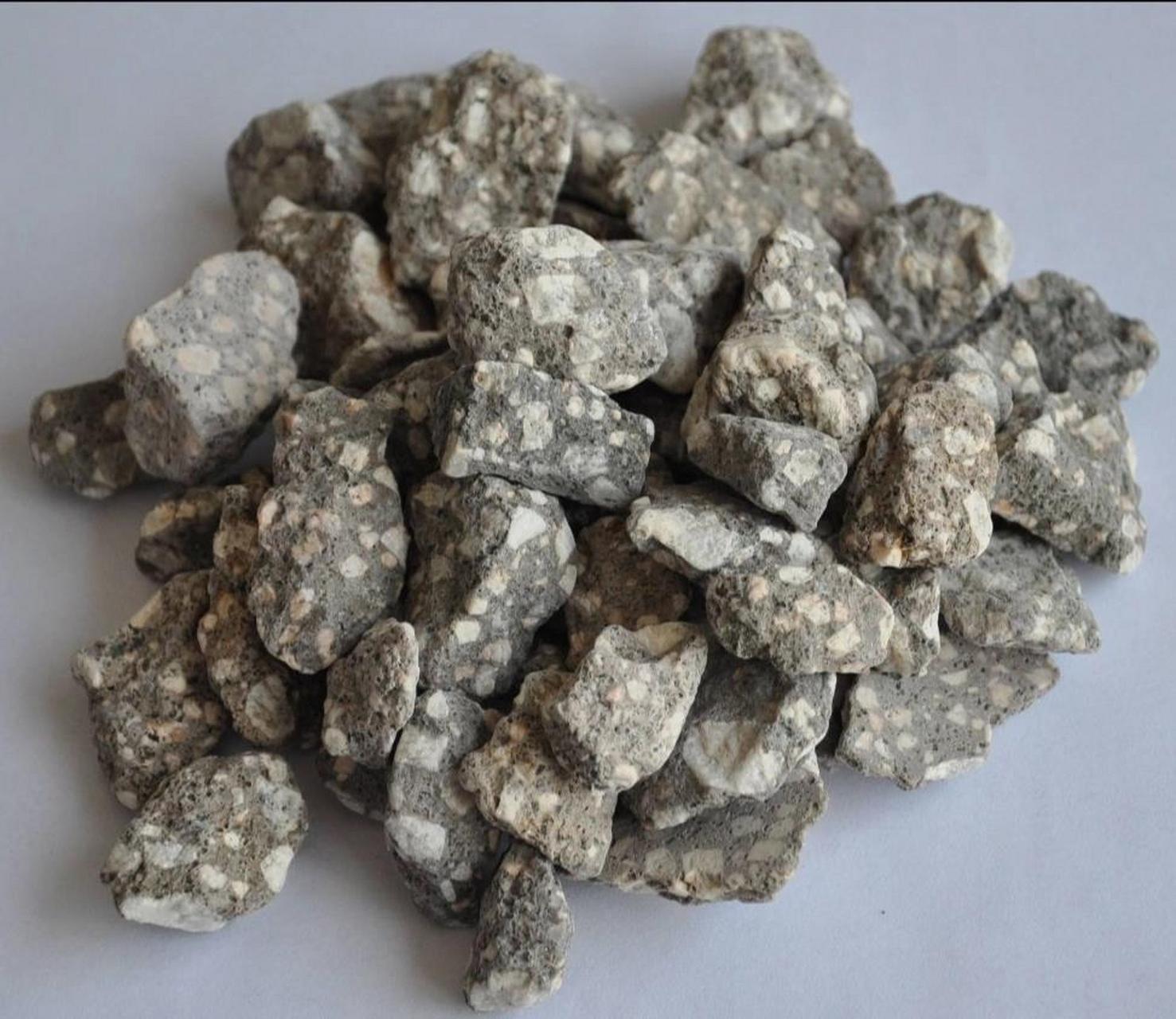 辨别真假饭麦石 1,自来水一般都有漂白粉,把麦饭石放入自来水中几个