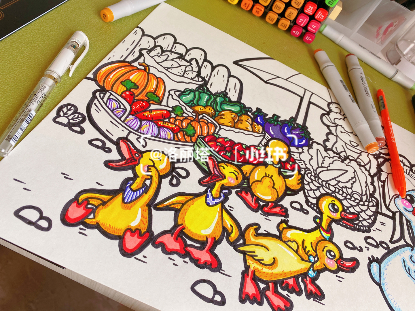 小鸭鸭去赶集 儿童马克笔画 鸭子妈妈带着一群可爱的小鸭子去赶集,在