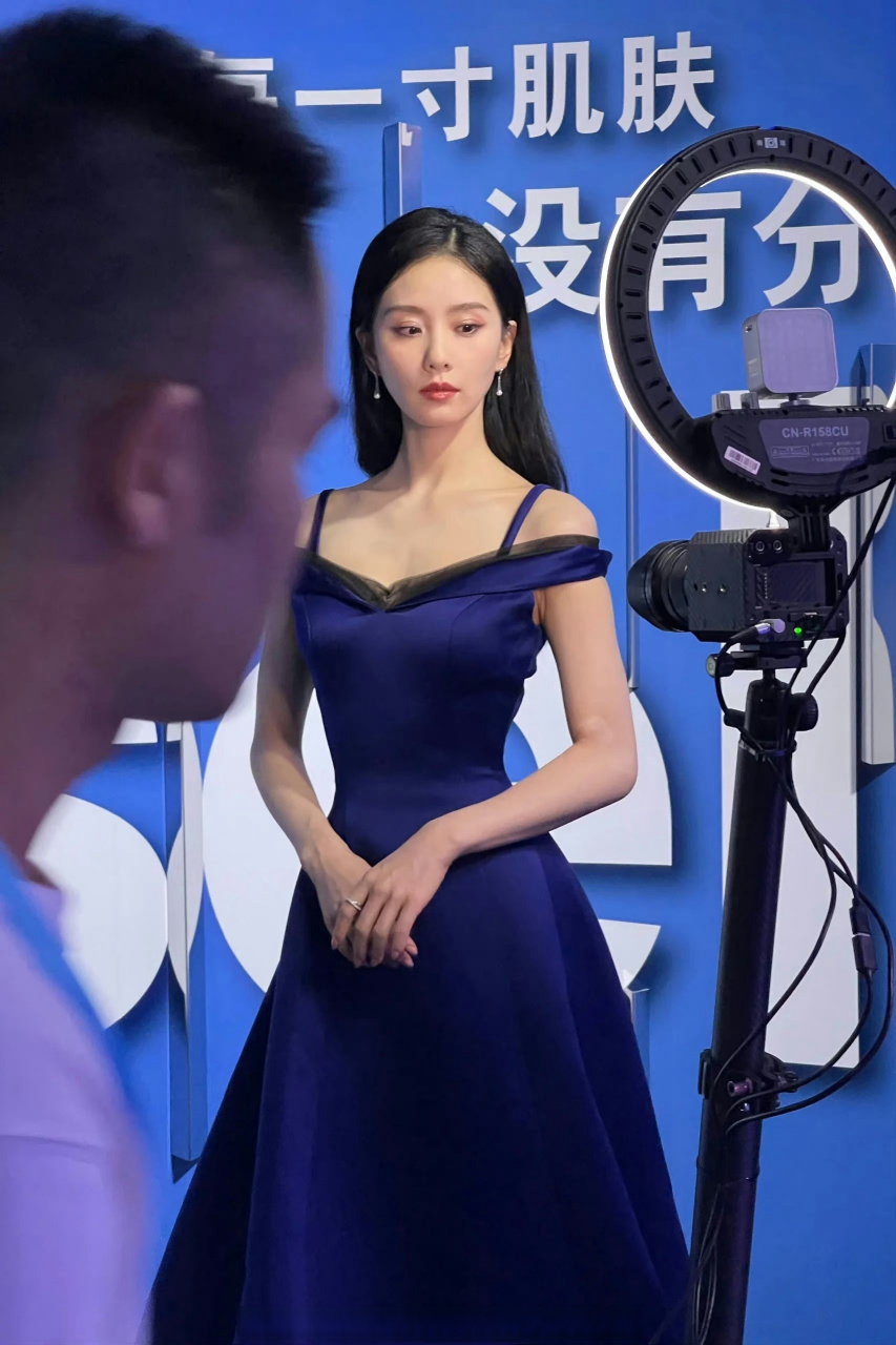 刘诗诗蓝色长裙好优雅好优雅哦,这个腰好细,好羡慕