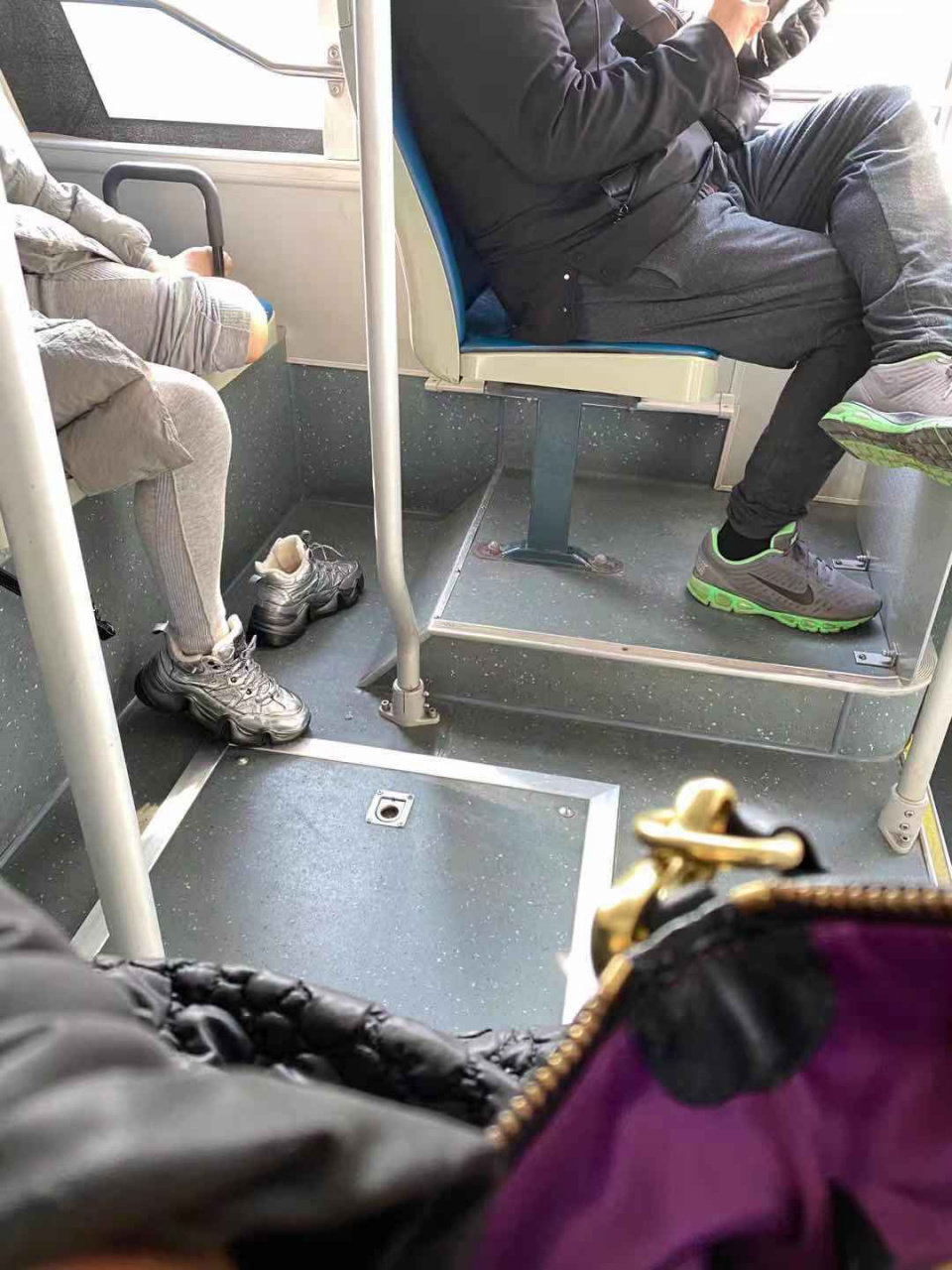 公交车上的不文明行为,郑州s128车上