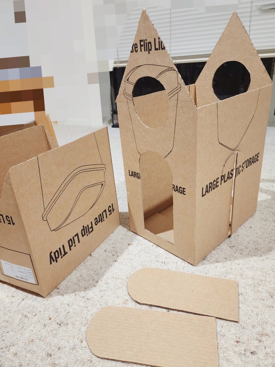 剪了个纸箱房子模型,带小朋友们玩手工.