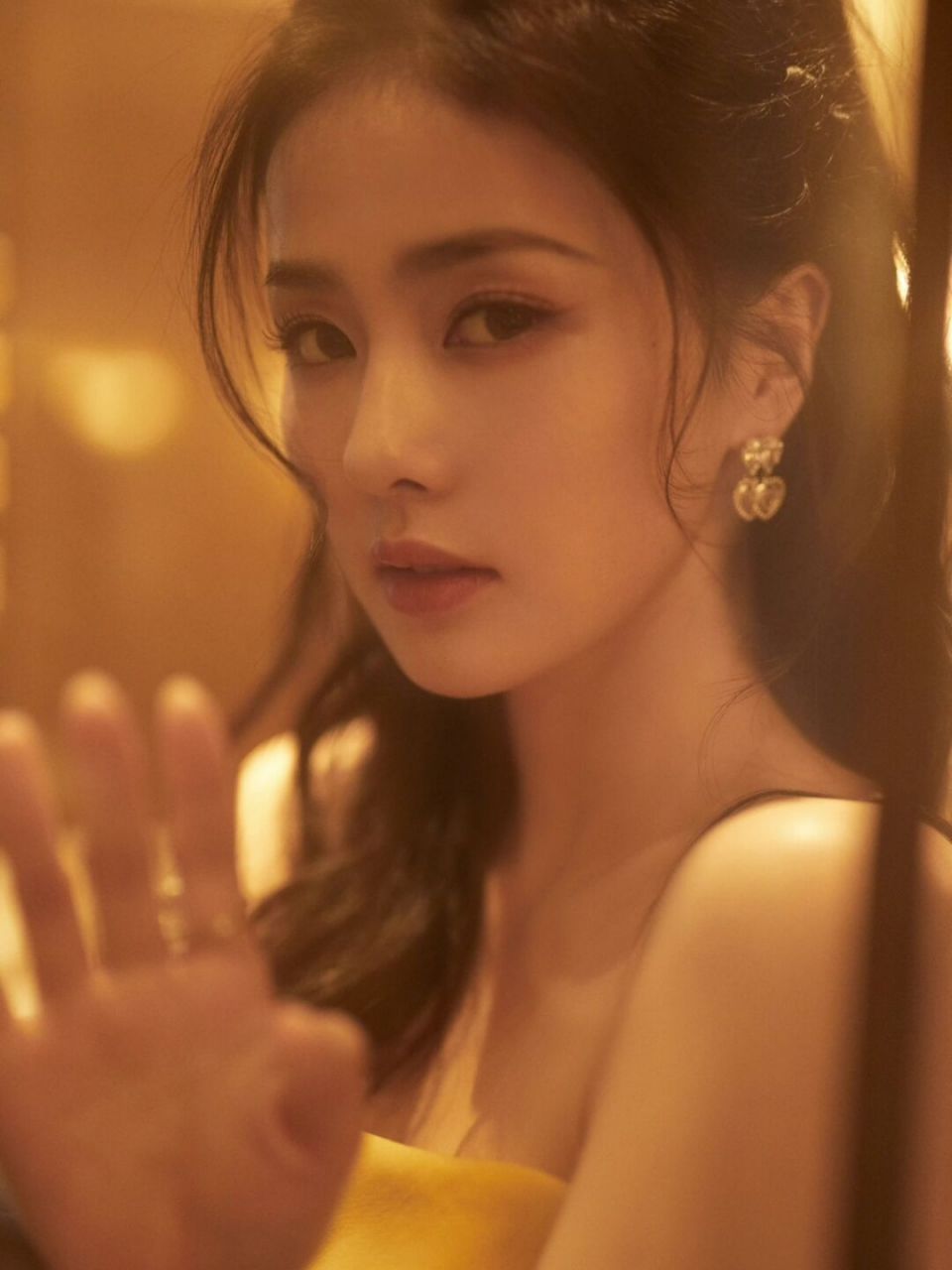 白鹿今日直播造型,身穿淡黄色抹胸长裙,明艳动人 - look 礼服:petite