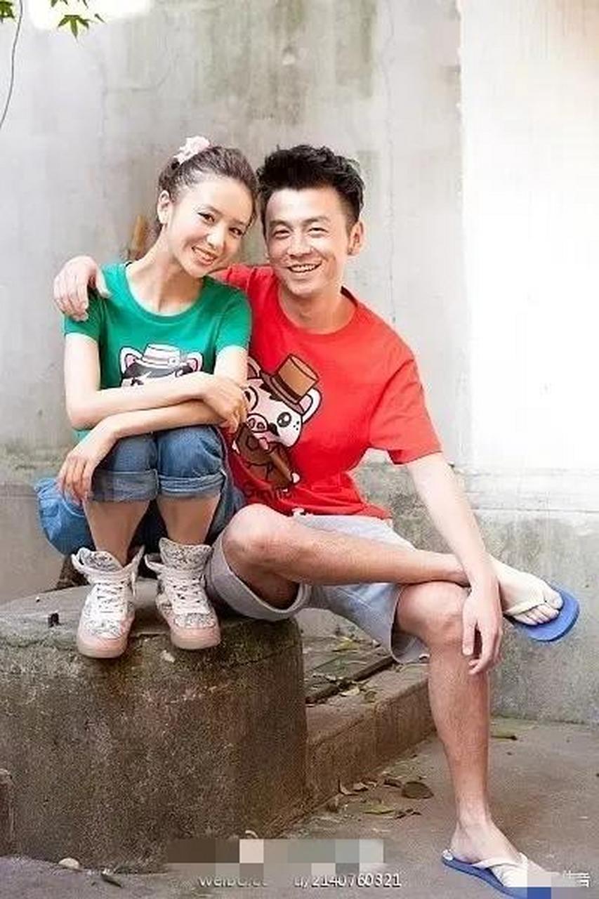 休闲随意又洒脱,雷佳音这屁股坐的半个石头,石头挺大的,佟丽娅往那面