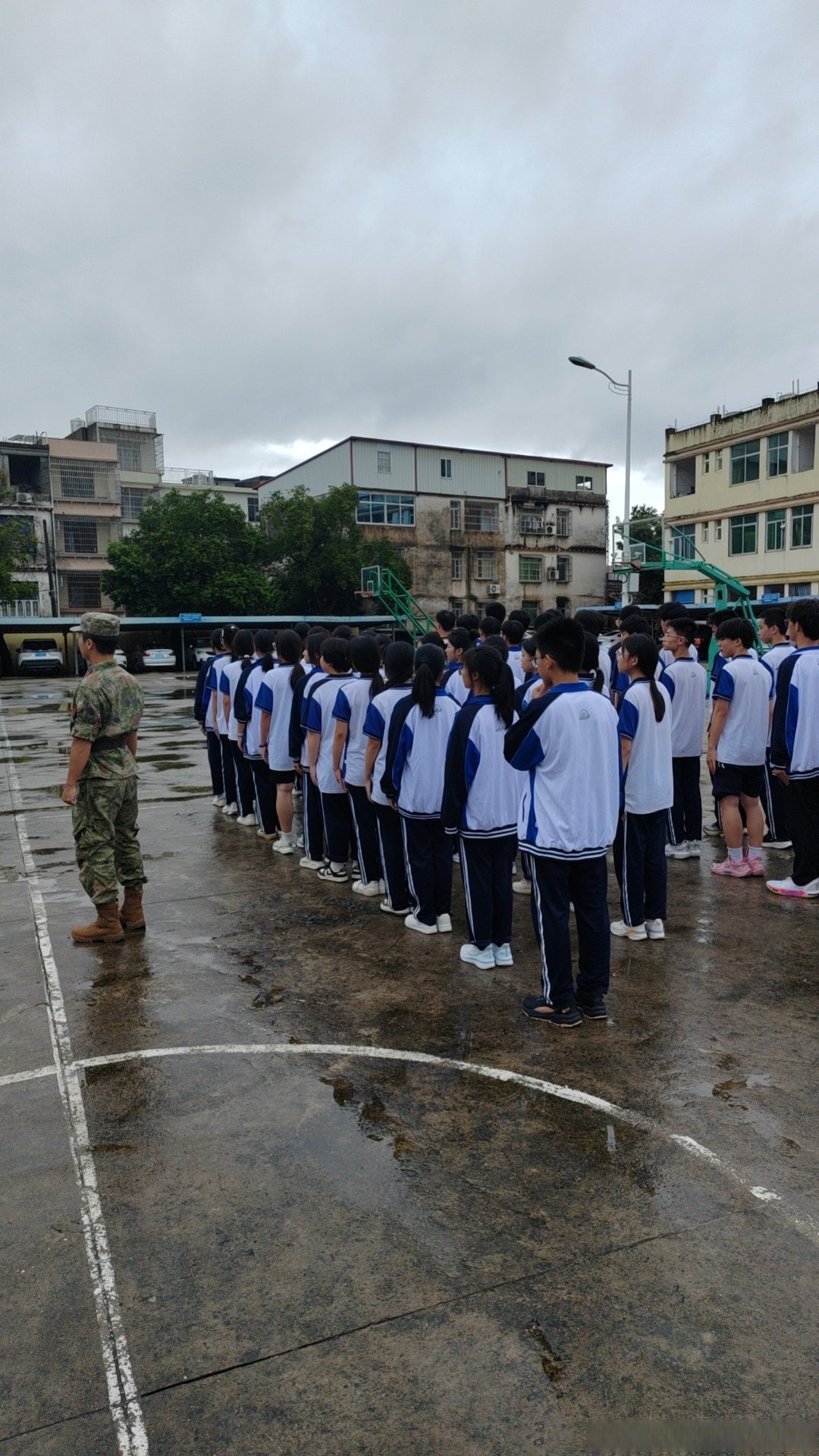 教官应变教新员. 午后云开晴乍现, 学生意奋志海口市龙华区遵谭中学