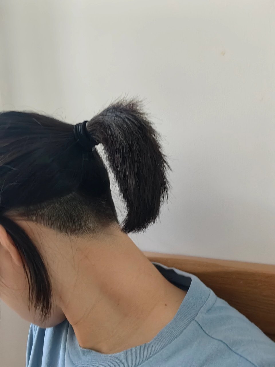 所以最简单粗暴的方法就是剃掉后脑勺,真爽!后悔没有早点动手!