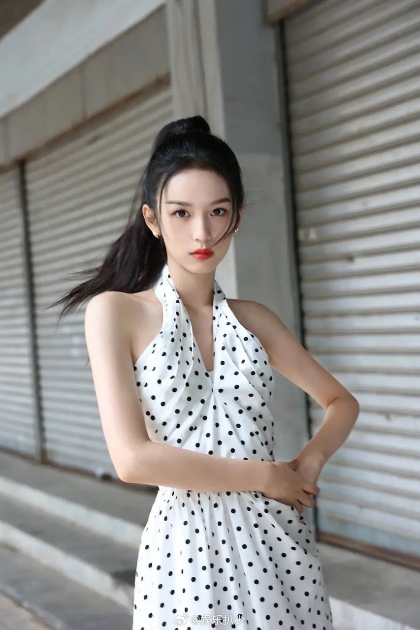 周也路演出图,这个背好美[舔屏]而且这个风格要是