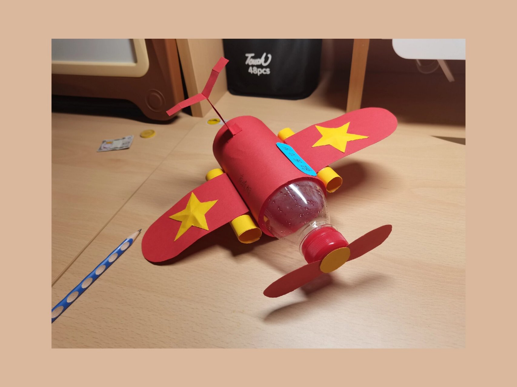 分享一年级手工小制作949494 图一:变废为宝之矿泉水瓶变76