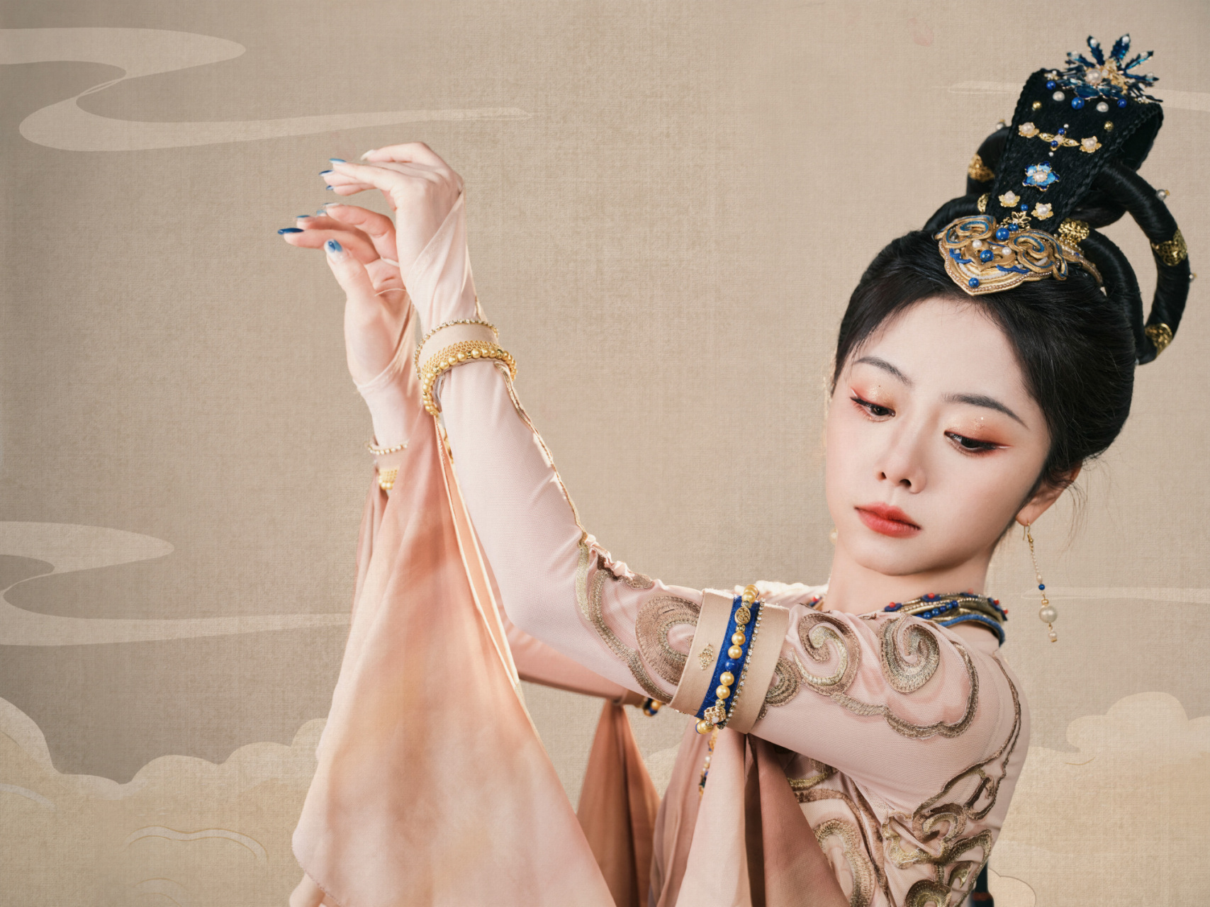 谭松韵古风;化身瓷壶上的胡姬