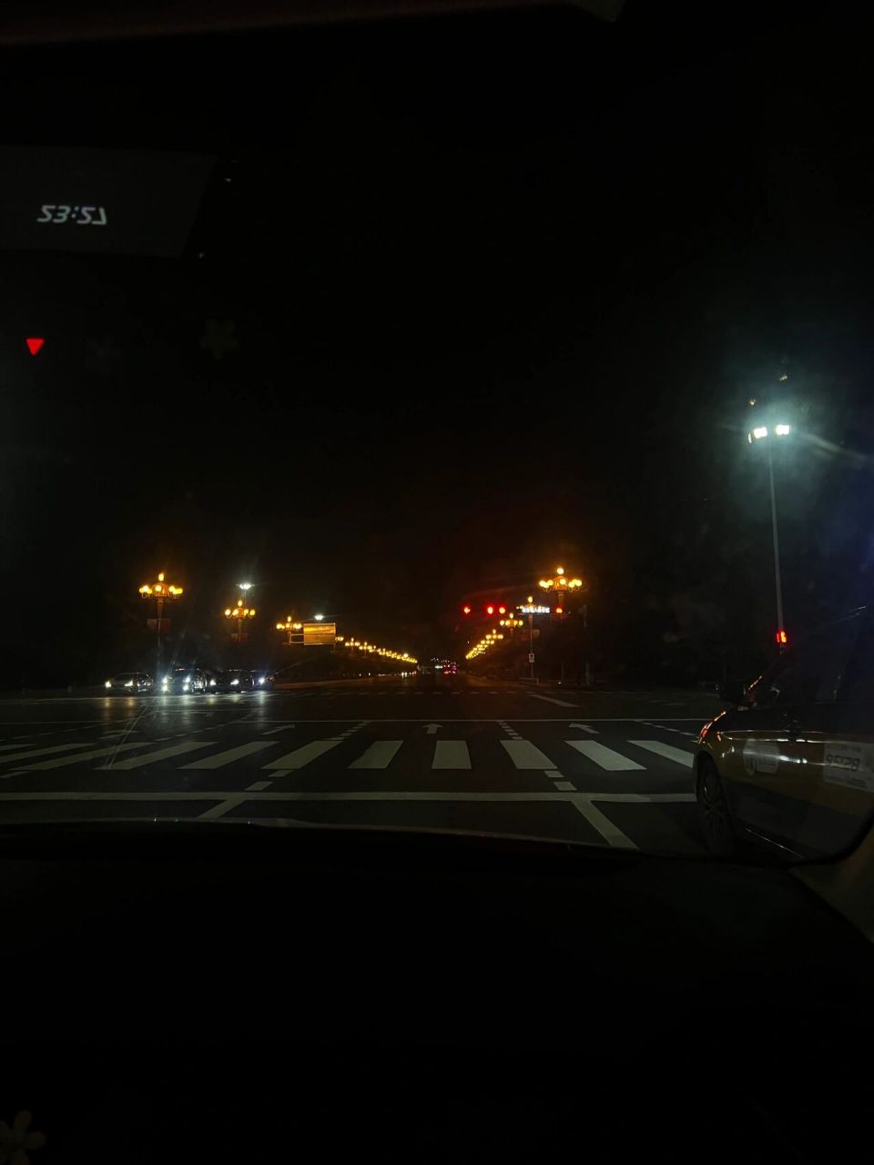 车窗外的夜景唯美图片
