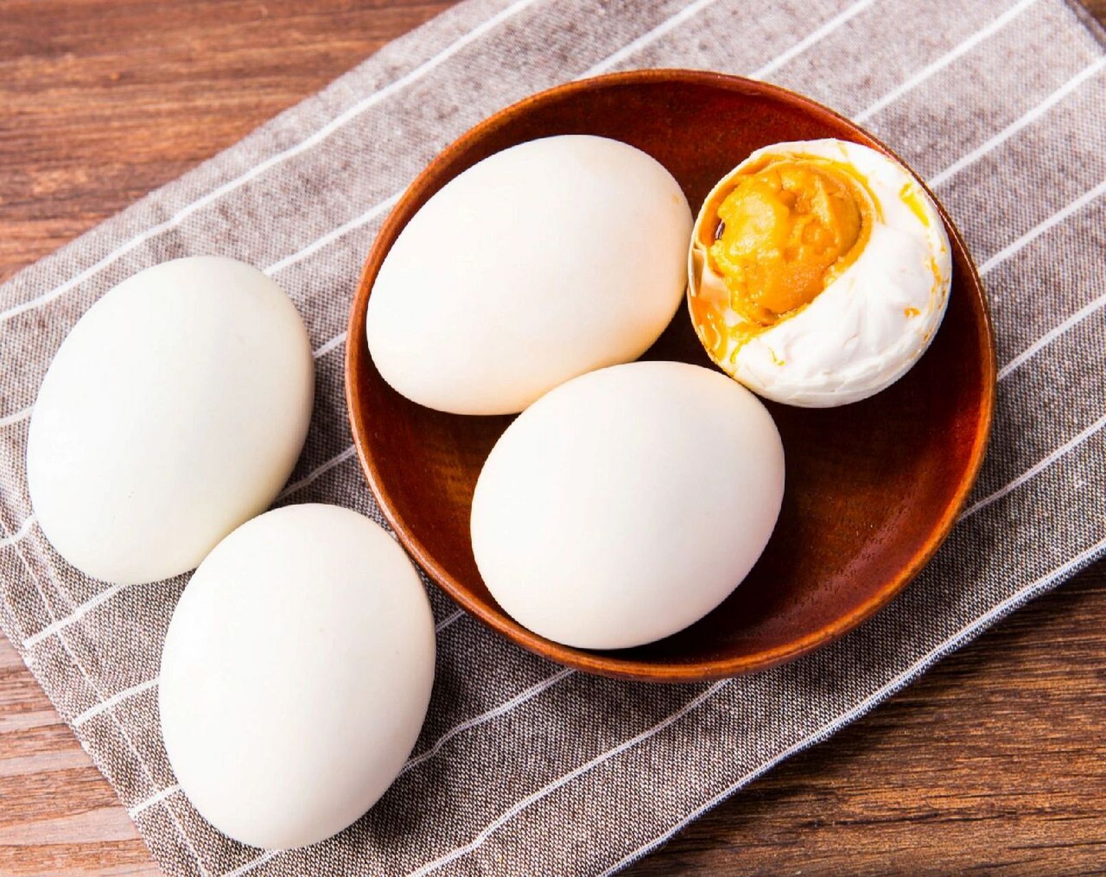 咸鸭蛋的吃法你知道哪几个呢? 咸鸭蛋,中国特色菜肴.古称咸杬子.