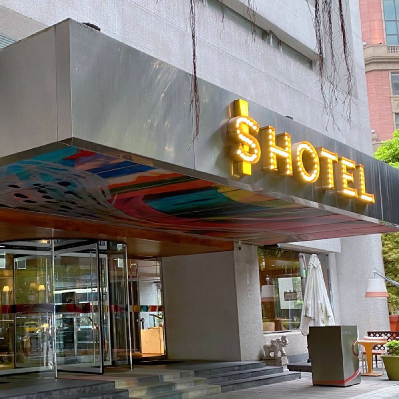 台北偶遇:汪小菲的s  hotel 今天在敦化路上看到这串链珠,哇,好眼熟